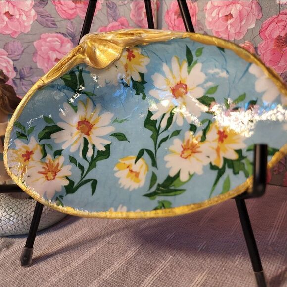 DECOUPAGE CLAM SHELL DECOUPAGE WHITE DAISY'S ON A CLAM SHELL TRINKET DISH - Picture 3 of 10